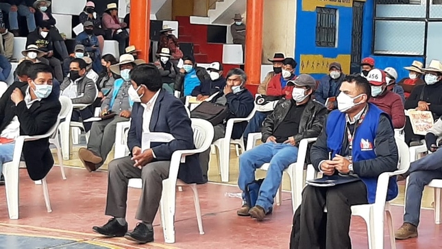 Foto de reunión presencial de autoridades