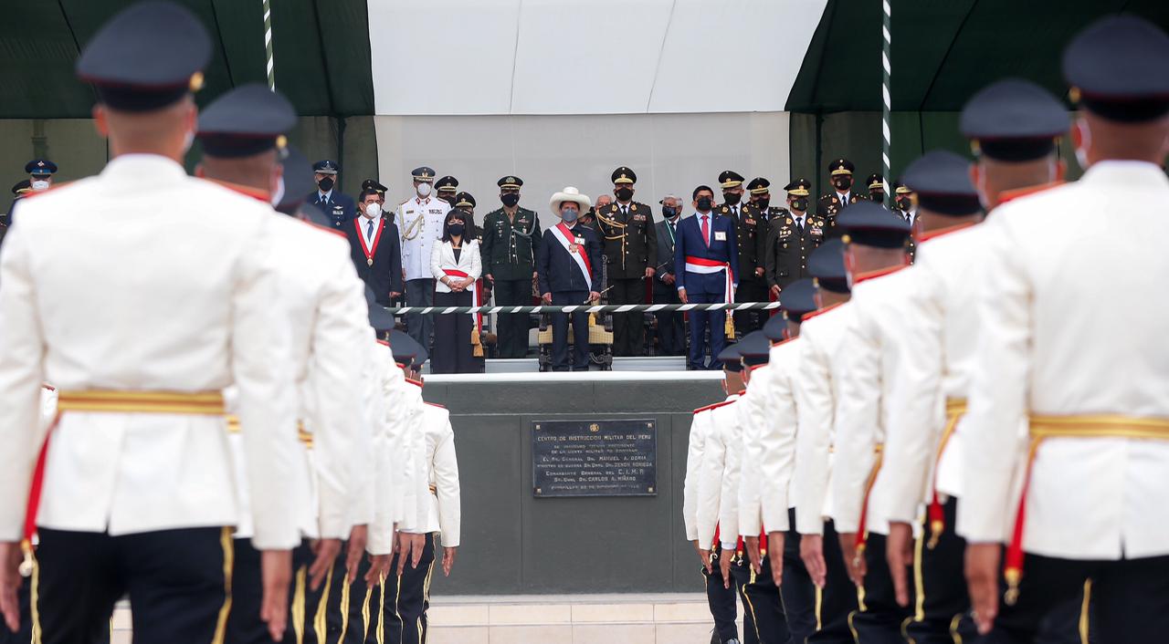 Foto de ceremonia de graduación de alféreces y subtenientes del Ejército.