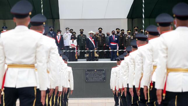 Foto de ceremonia de graduación de alféreces y subtenientes del Ejército.