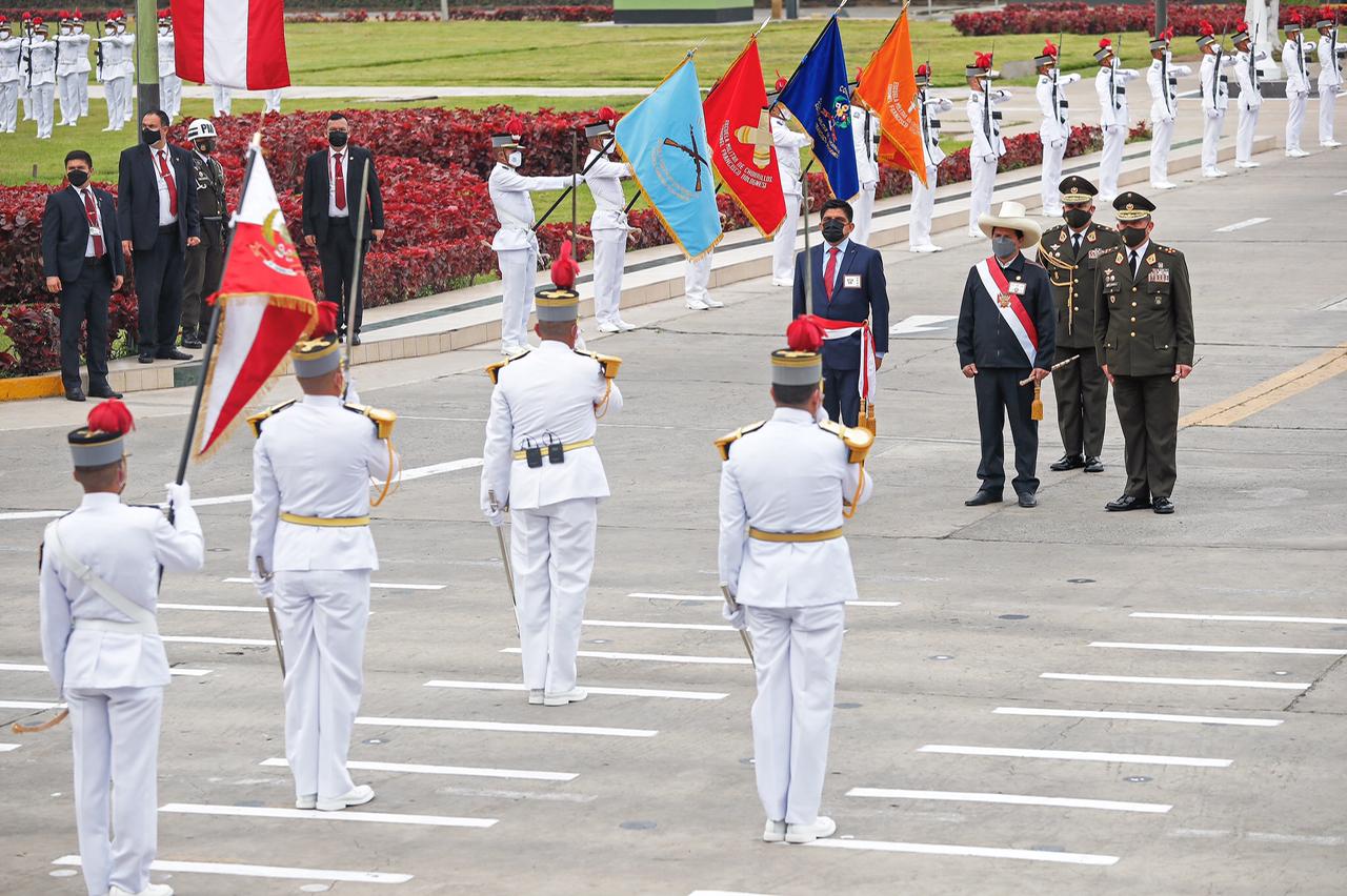Foto de ceremonia de graduación de alféreces y subtenientes del Ejército.