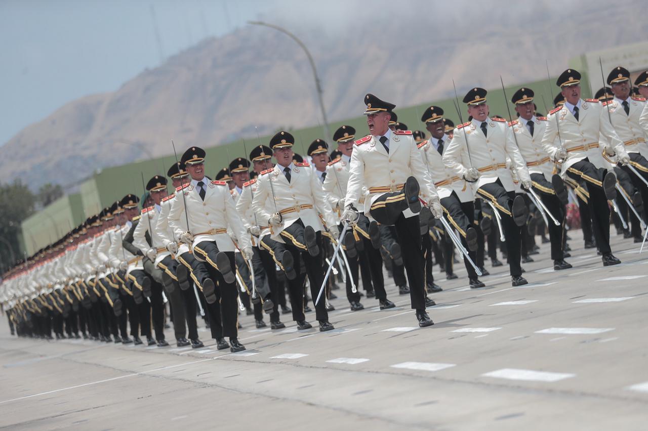 Foto de ceremonia de graduación de alféreces y subtenientes del Ejército.