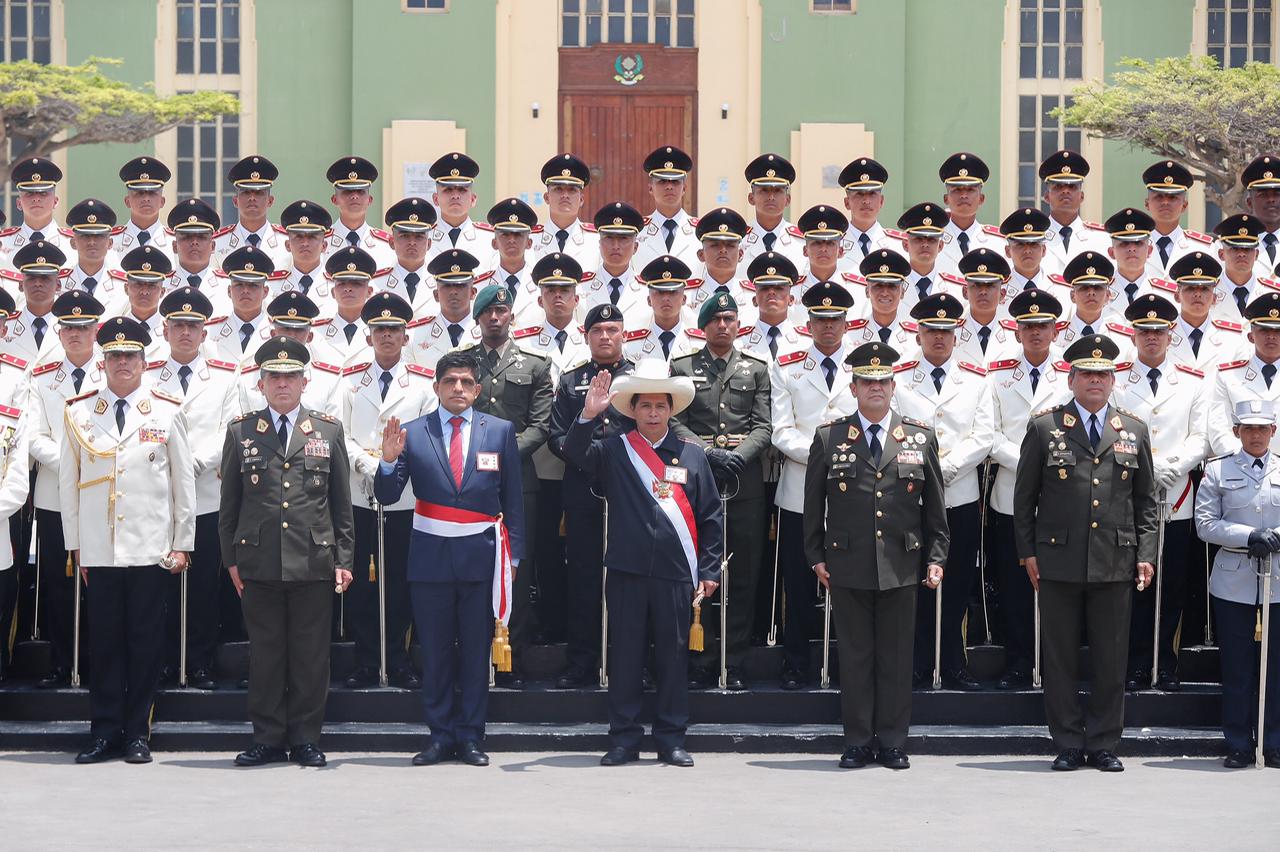 Foto de ceremonia de graduación de alféreces y subtenientes del Ejército.