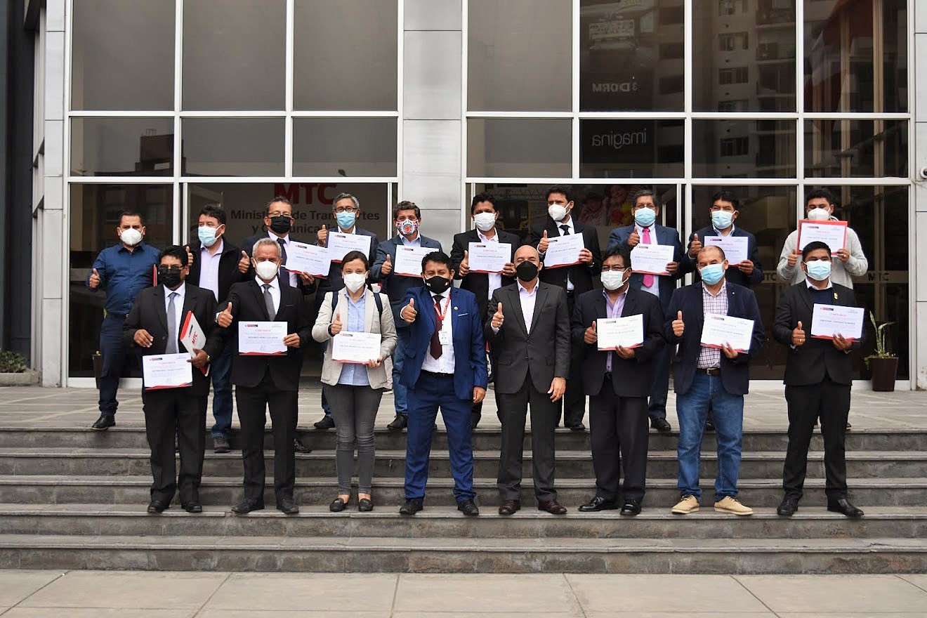 Grupo de personas mostrando su diploma del Primer Congreso Internacional de Transporte Urbano Sostenible 