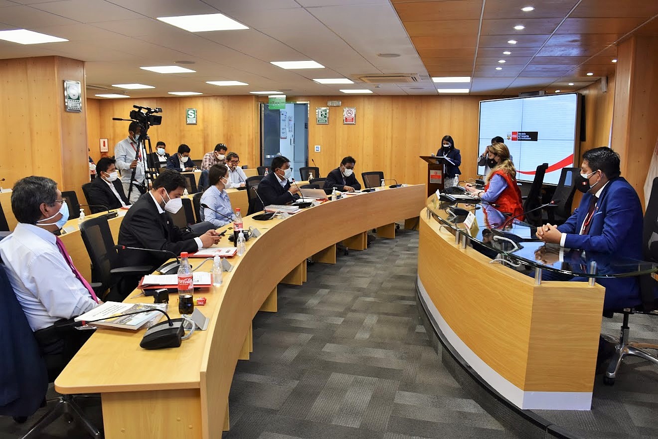 Grupo de personas en la sala donde se lleva a cabo el Primer Congreso Internacional de Transporte Urbano Sostenible.