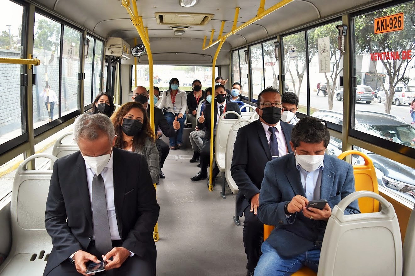 Grupo de personas en un bus rumbo a visitar el  Centro Histórico de Lima para conocer cómo se están peatonalizando espacios estratégicos .Actividad realizada en le marco del  Primer Congreso Internacional de Transporte Urbano Sostenible.