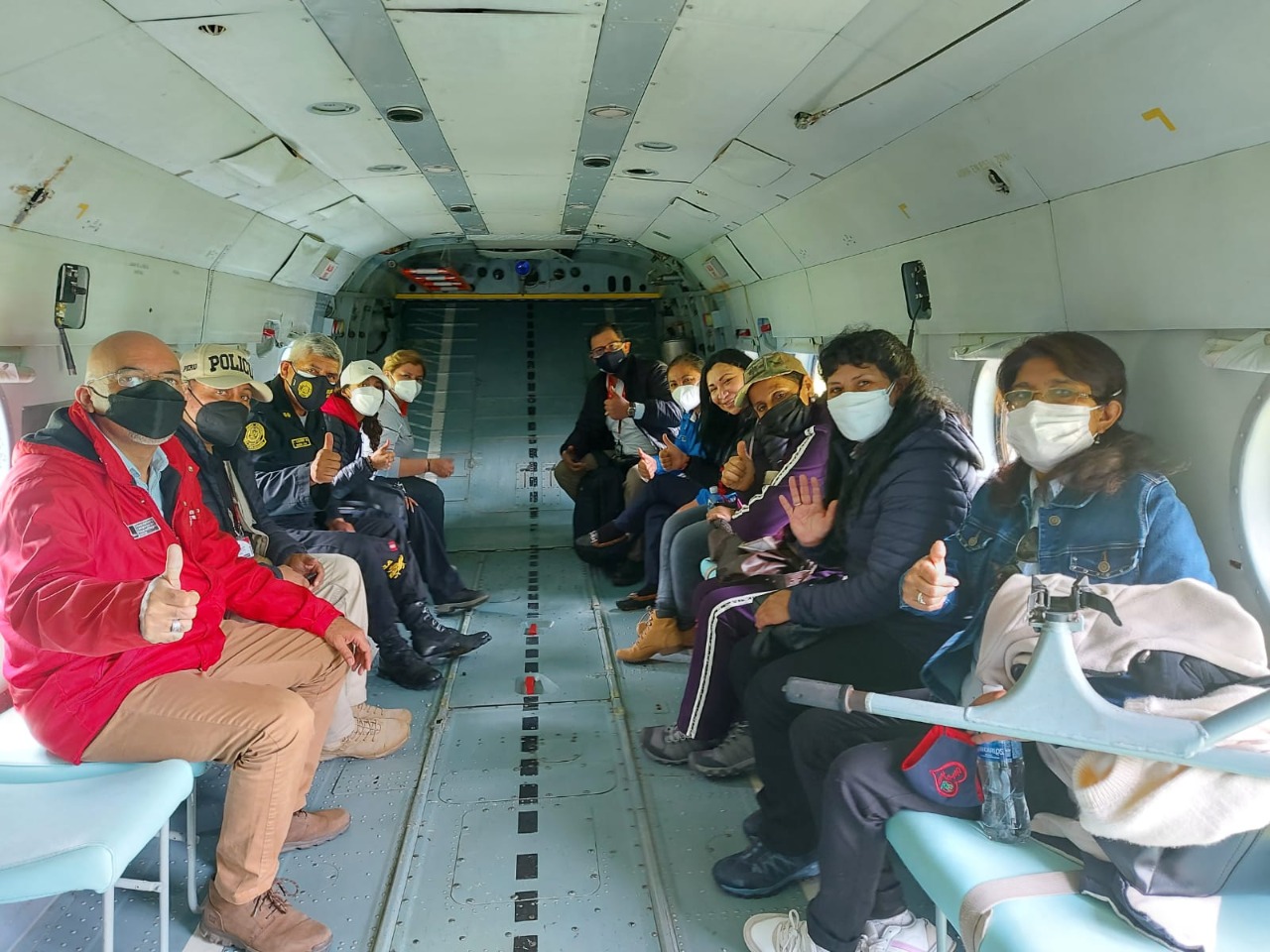 EN un avión grupo de personas entre las que se encuentran la Primera Dama de la Nación, Lilia Paredes Navarro, el presidente del Conadis, Marco Antonio Gamarra La Barrera, autoridades del ministerio de Defensa, Salud y otras instituciones que participan en la Acción Cívica por la Emergencia Sanitaria organizada por el Comando Conjunto de las Fuerzas Armadas, en las poblaciones de Chetilla y Oxamarca en la región Cajamarca.