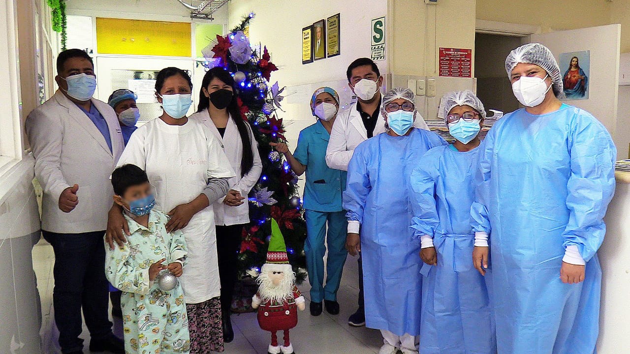 Niño de cinco años vence cáncer de tiroides y retorna a casa a pasar navidad con su familia