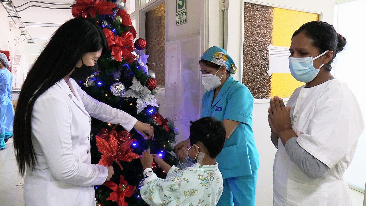 Niño de cinco años vence cáncer de tiroides y retorna a casa a pasar navidad con su familia