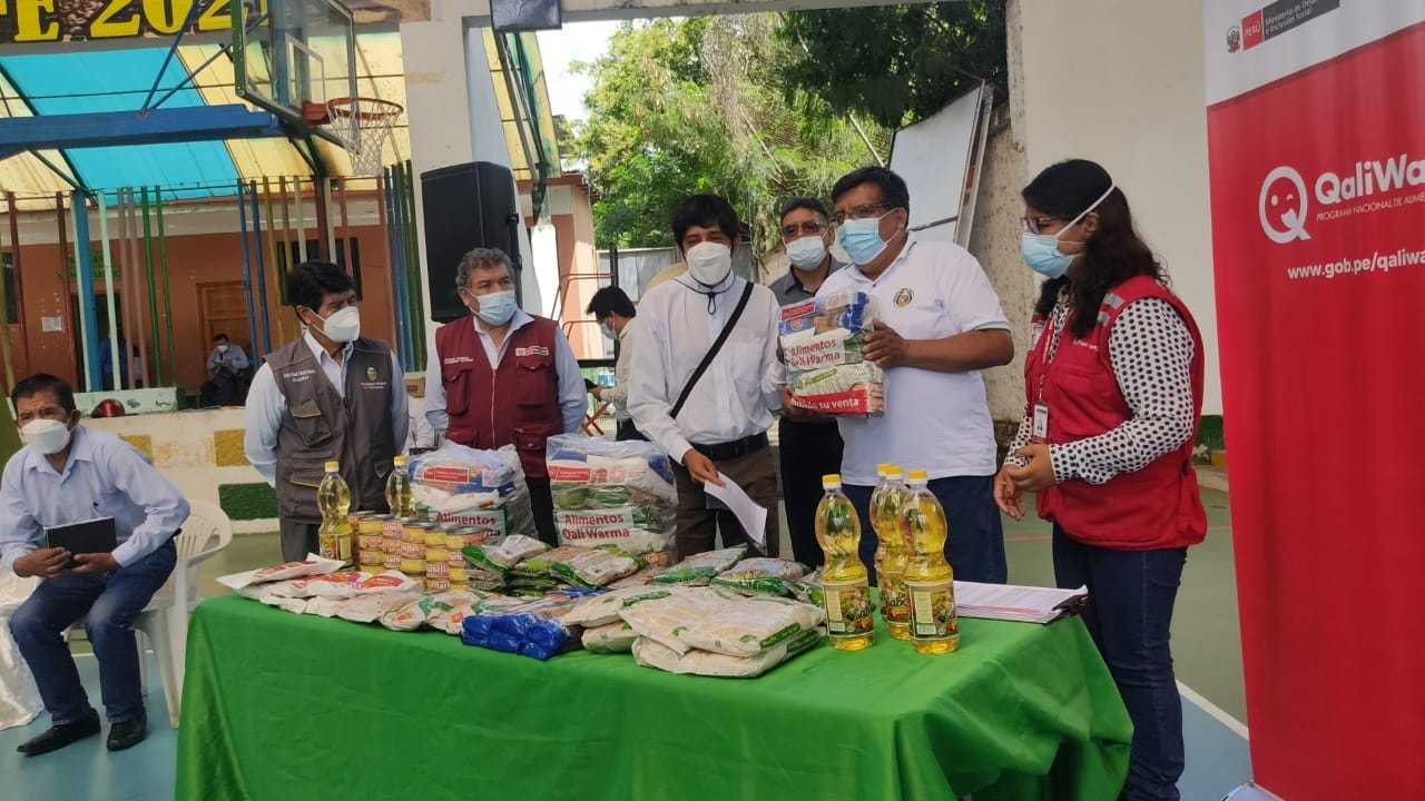 Entrega de bolsas alimentarias de primera necesidad a personas vulnerables del distrito Santa Ana