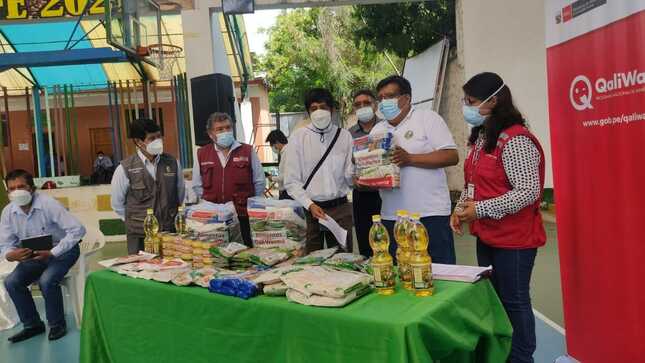 Entrega de bolsas alimentarias de primera necesidad a personas vulnerables del distrito Santa Ana