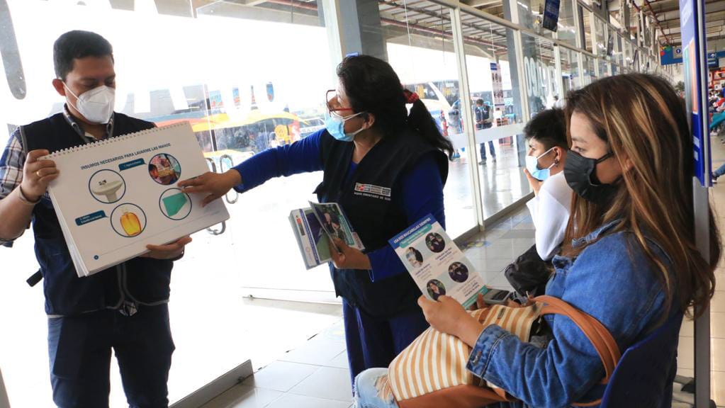 Minsa sensibiliza sobre la COVID-19 a pasajeros del terminal terrestre Plaza Norte