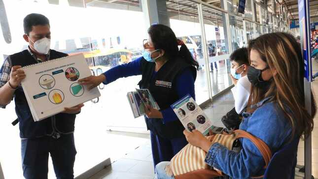 Minsa sensibiliza sobre la COVID-19 a pasajeros del terminal terrestre Plaza Norte