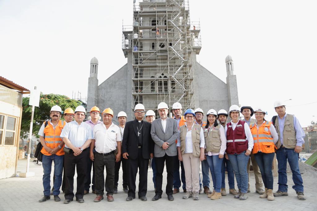 El ministro de Cultura, Rogers Valencia, llegó hoy a la región Ica para supervisar la reconstrucción del Templo del Señor de Luren.