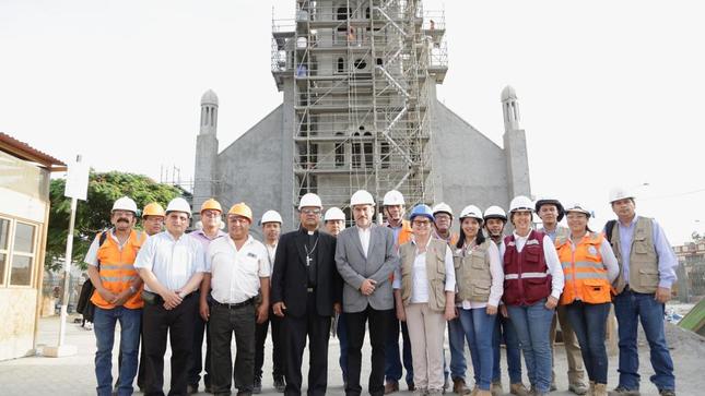 El ministro de Cultura, Rogers Valencia, llegó hoy a la región Ica para supervisar la reconstrucción del Templo del Señor de Luren.