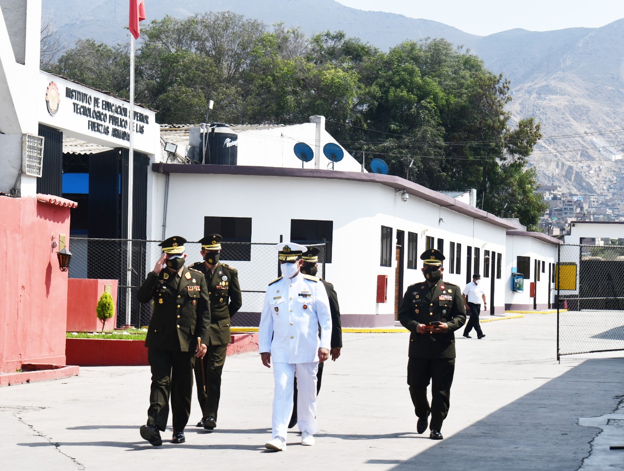 Foto de la ceremonia de reconocimiento del contralmirante Rafael Alejandro Calizaya Portal como nuevo director del Instituto de Educación Superior Tecnológico Público de las Fuerzas Armadas (IESTPFFAA).