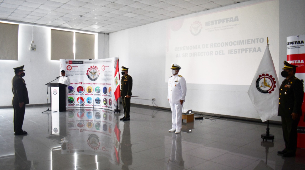 Foto de la ceremonia de reconocimiento del contralmirante Rafael Alejandro Calizaya Portal como nuevo director del Instituto de Educación Superior Tecnológico Público de las Fuerzas Armadas (IESTPFFAA).