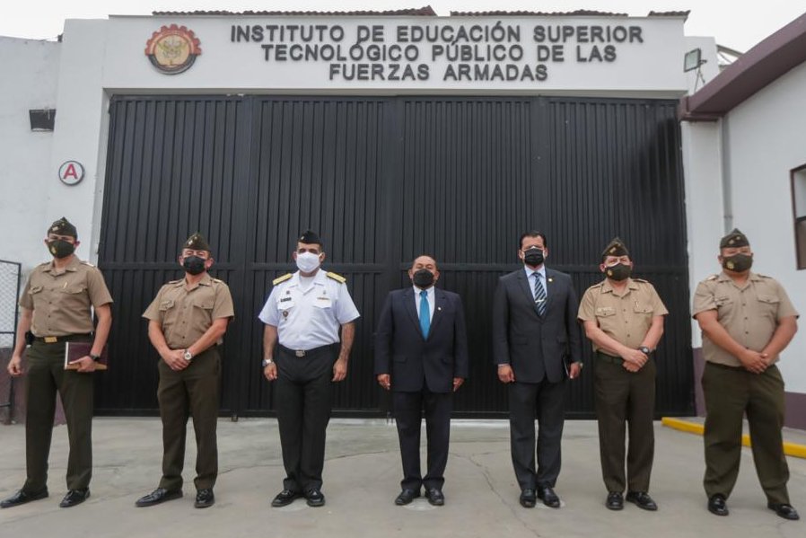 Foto del viceministro de Políticas para la Defensa en su visita al Instituto Tecnológico de las Fuerzas Armadas