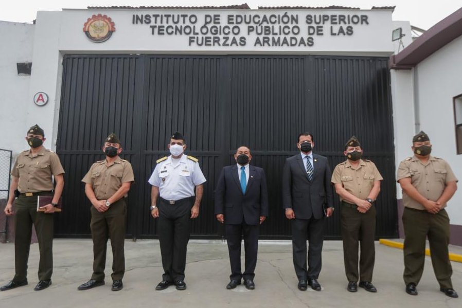 Foto del viceministro de Políticas para la Defensa  en su visita al Instituto Tecnológico de las Fuerzas Armadas