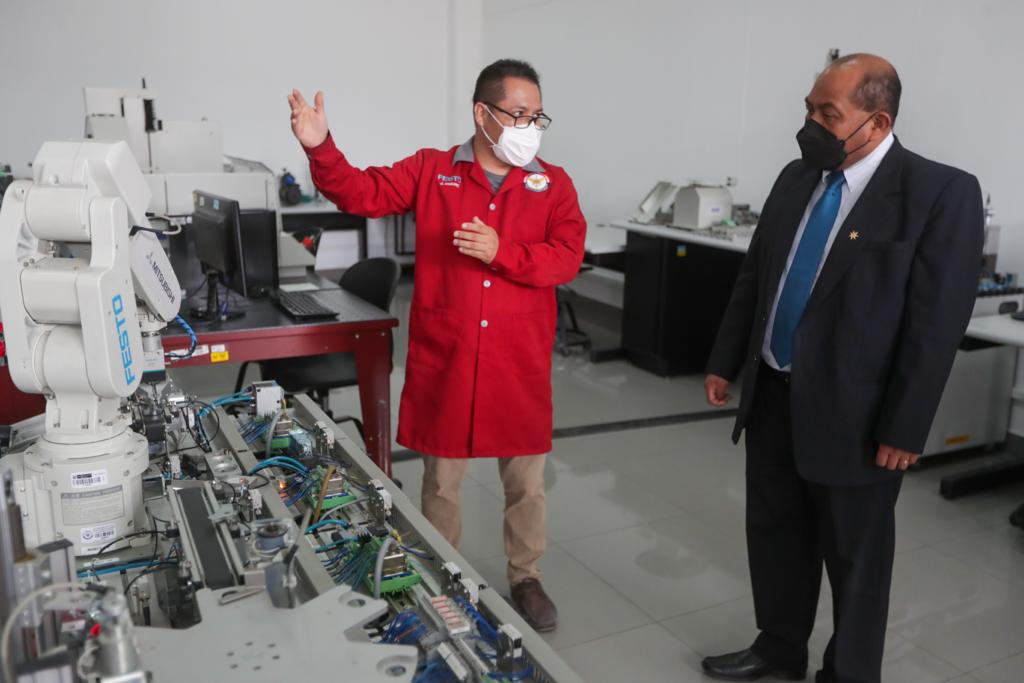 Foto del viceministro de Políticas para la Defensa  en su visita al Instituto Tecnológico de las Fuerzas Armadas