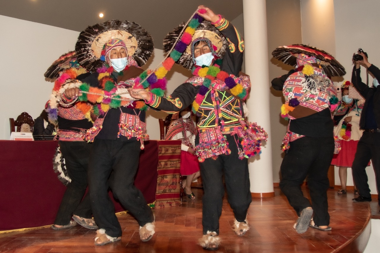 Viceministra Sonaly Tuesta entregó resoluciones que declaran como Patrimonio Cultural de la Nación a la danza Hach’akallas en Puno