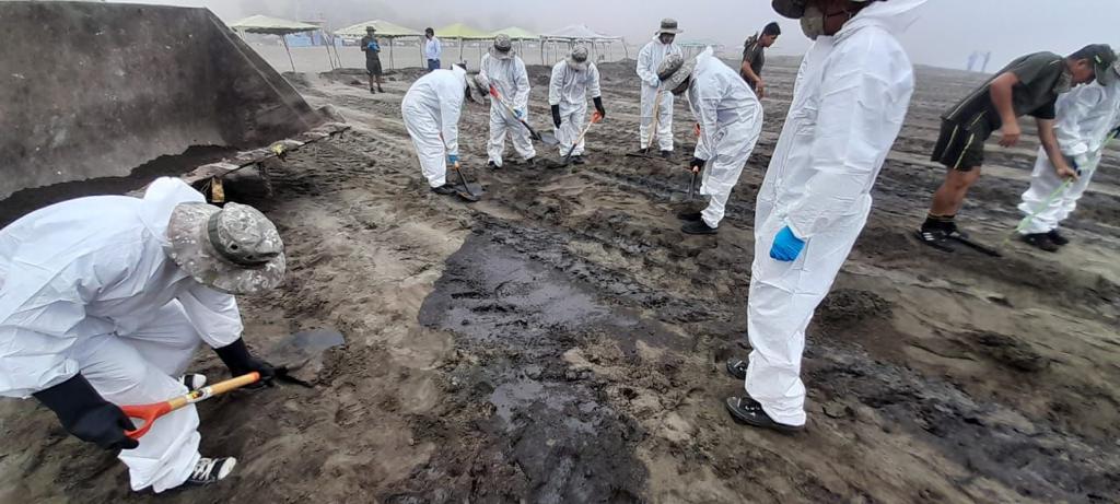 Miembros de las Fuerzas Armadas continúan apoyando en la limpieza en playas contaminadas con petróleo.