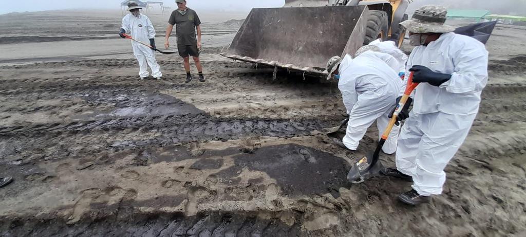 Miembros de las Fuerzas Armadas continúan apoyando en la limpieza en playas contaminadas con petróleo.