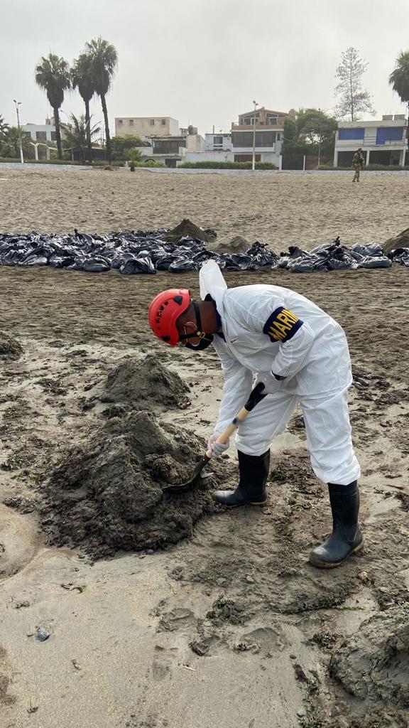 Miembros de las Fuerzas Armadas continúan apoyando en la limpieza en playas contaminadas con petróleo.
