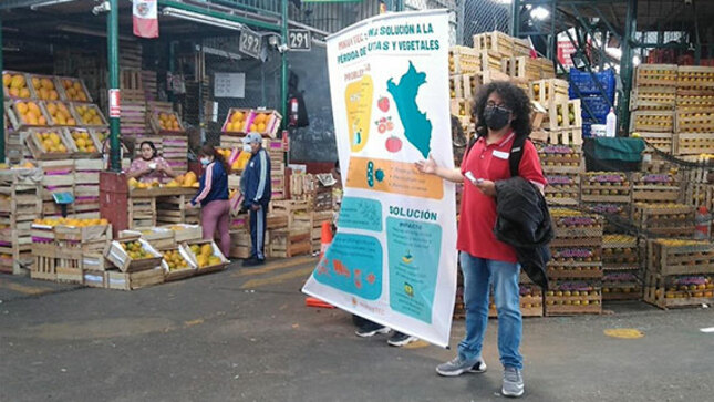 Darwin Diaz en medio del mercado haciendo difusión de la ciencia