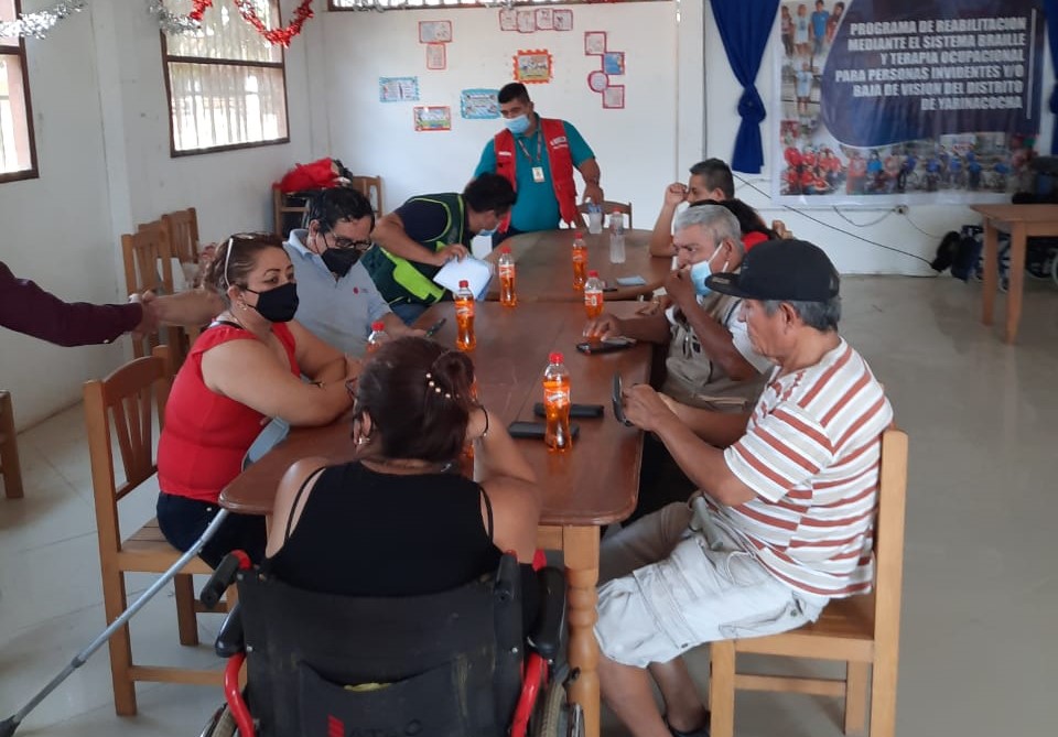 Grupo de personas con discapacidad en reunión con el coordinador regional del Conadis en Ucayali.