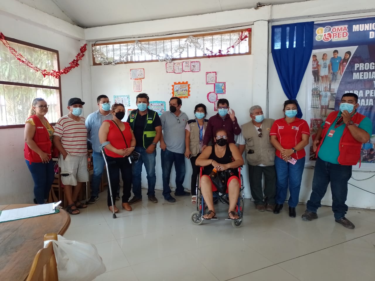 Grupo de personas con discapacidad en reunión con el coordinador regional del Conadis en Ucayali en un salón donde se realiza estas acciones liderado por el CCR.