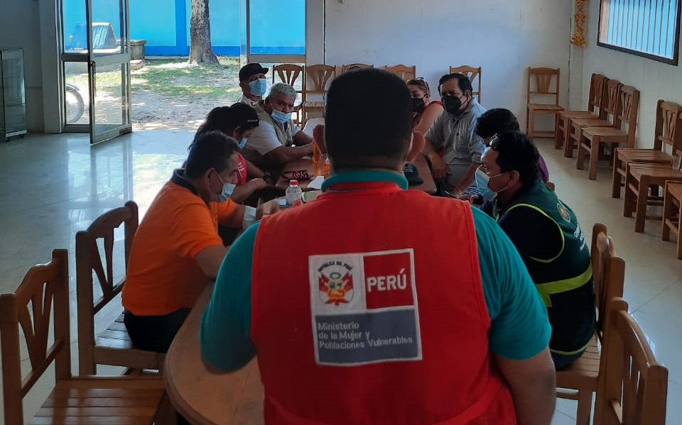 Grupo de personas con discapacidad en reunión con el coordinador regional del Conadis en Ucayali.