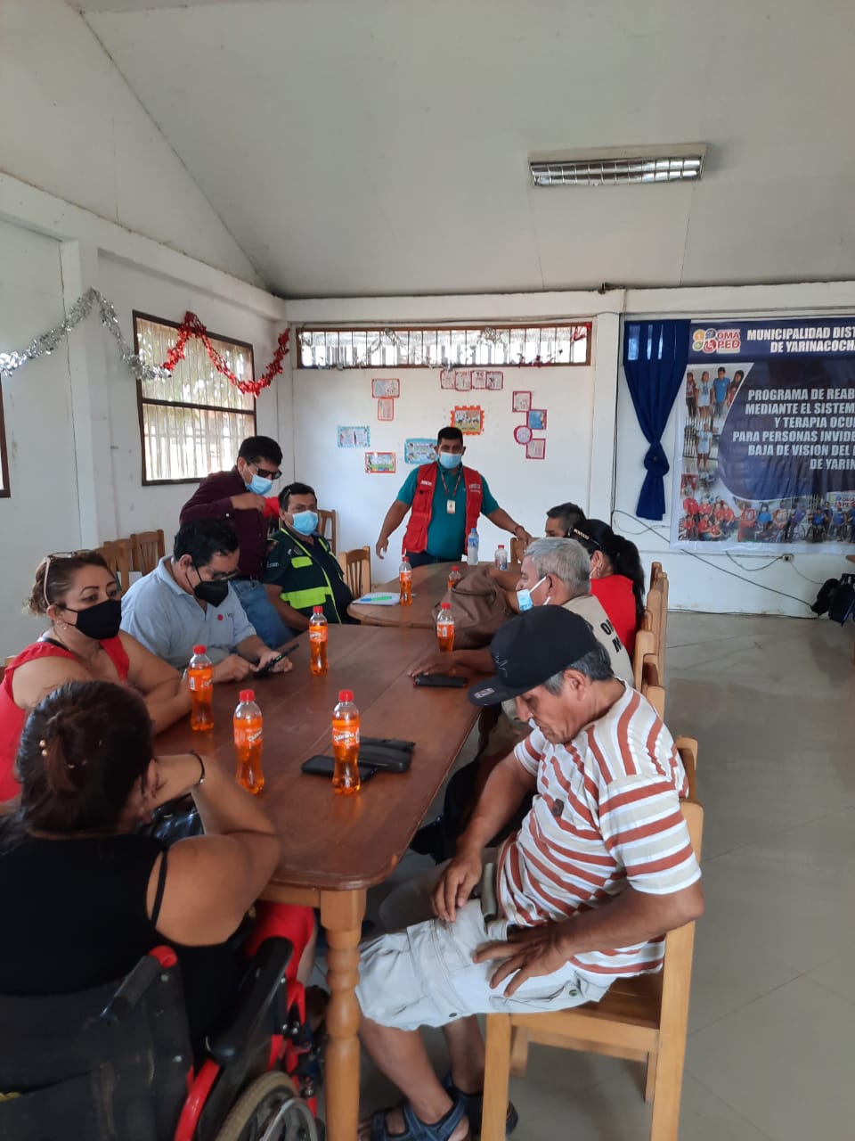 Grupo de personas con discapacidad en reunión con el coordinador regional del Conadis en Ucayali.