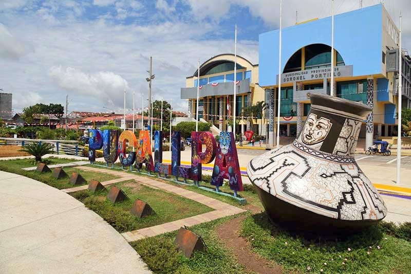 Imagen de la plaza de armas de Pucallpa donde sobresale un cántaro altísimo