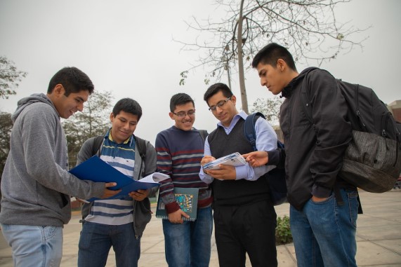 Estudiantes universitarios revisando sus libros