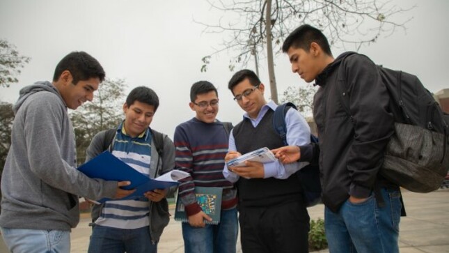 Estudiantes universitarios revisando sus libros