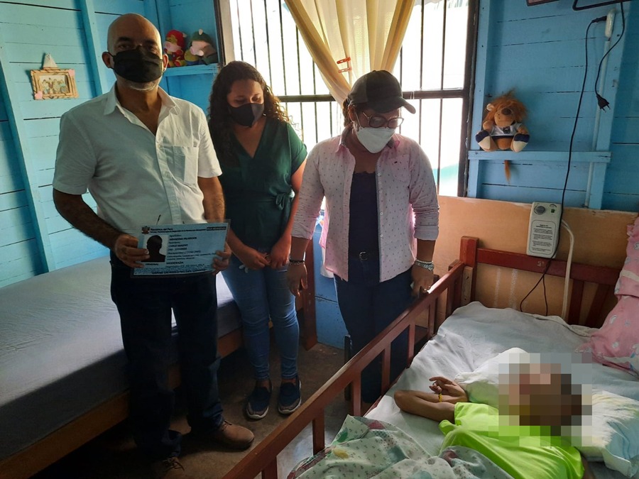Fotografía del Presidente del Conadis con la familia beneficiada