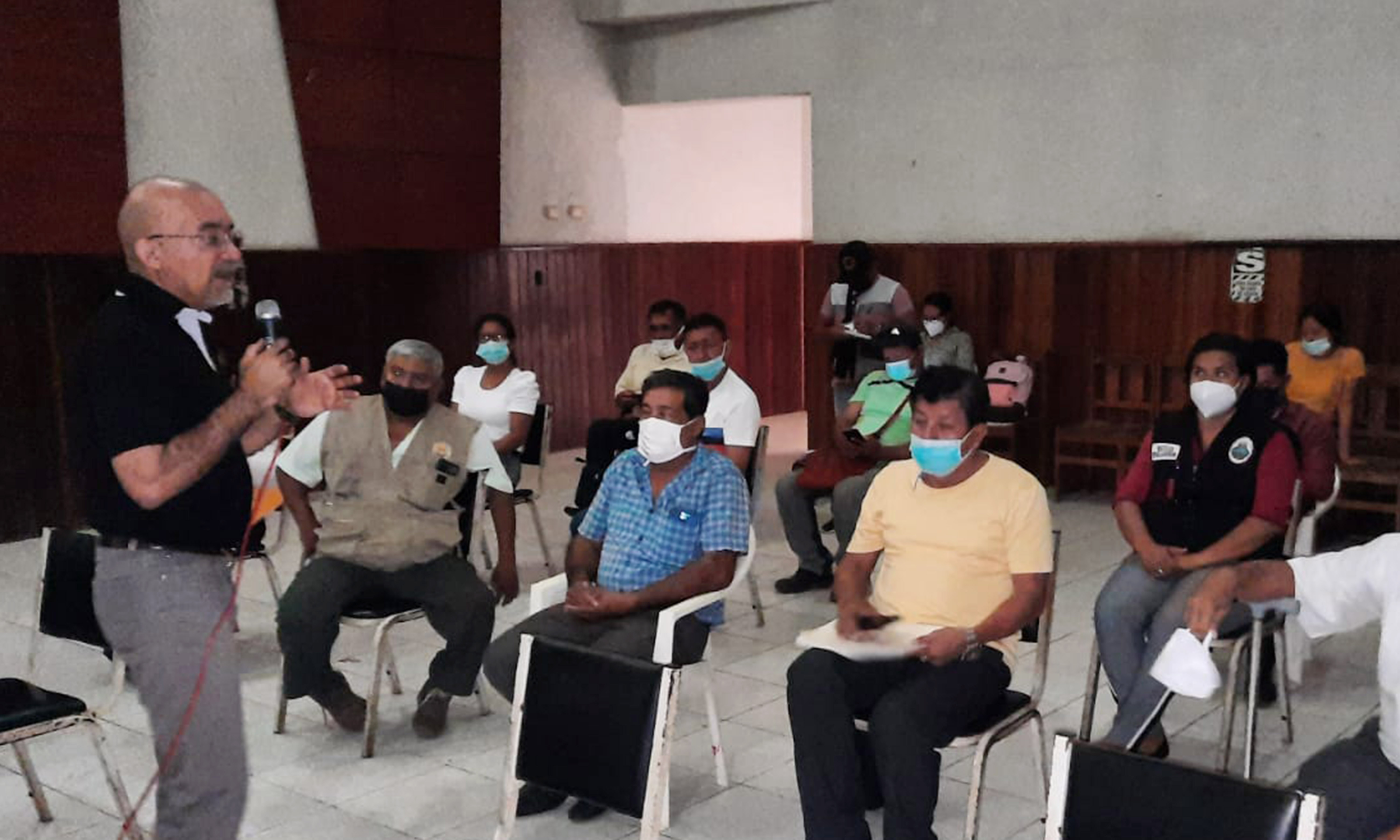 El presidente del conadis dirigiéndose a un grupo de personas dentro de un auditorio