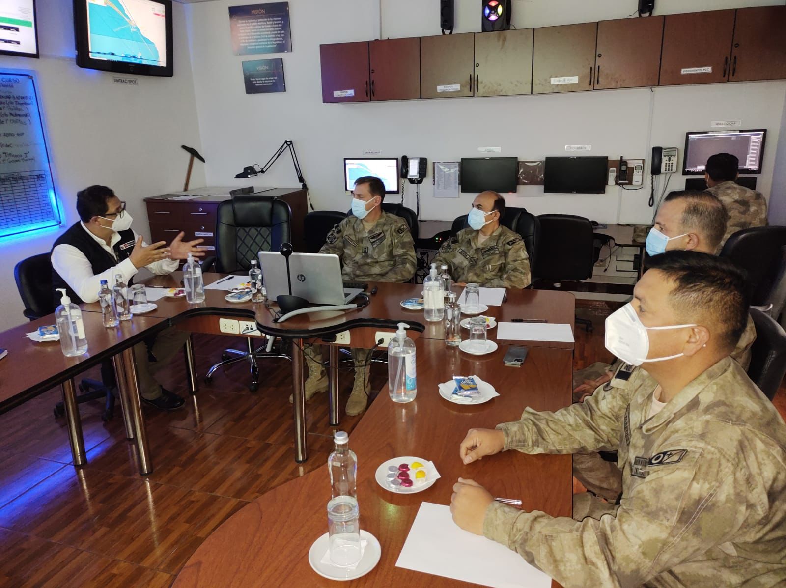 Foto del viceministro Rigoberto Coico en supervisión a las bases del Ejército, Marina de Guerra y Fuerza Aérea para verificar sus capacidades operativas.