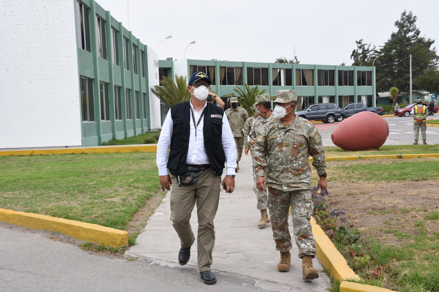 Foto del viceministro Rigoberto Coico en supervisión a las bases del Ejército, Marina de Guerra y Fuerza Aérea para verificar sus capacidades operativas.