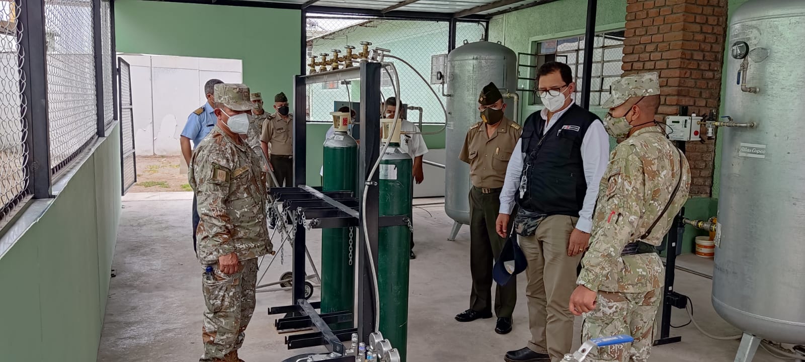 Foto del viceministro Rigoberto Coico en supervisión a las bases del Ejército, Marina de Guerra y Fuerza Aérea para verificar sus capacidades operativas.