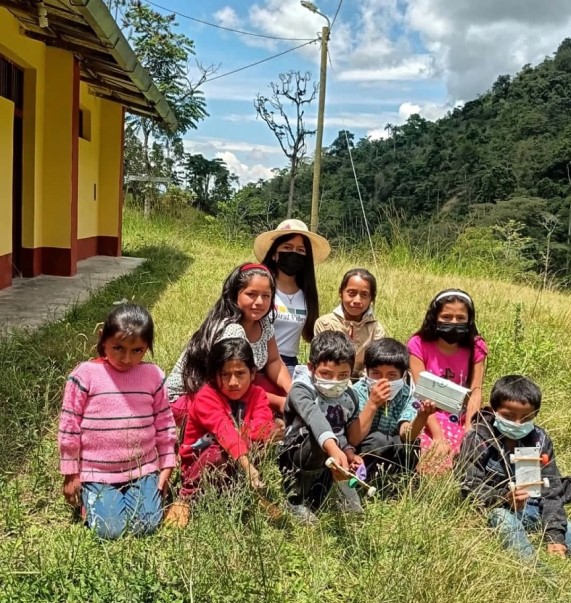 Estudiantes de primaria en un caserío de Cajamarca al lado de su maestra