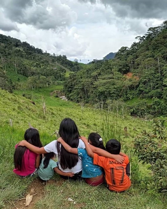 Estudiantes de primaria en un caserío de Cajamarca al lado de su maestra