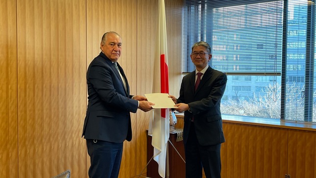 Presentación de las copias de las cartas credenciales del Embajador Roberto Seminario ante el Viceministro de Relaciones Exteriores de Japón