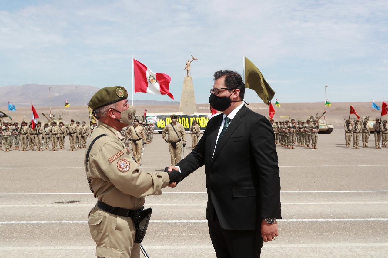 Foto del viceministro de Defensa, en Tacna, en donde presidió reconocimiento del nuevo comandante de la Sexta Brigada Blindada del Ejército.
