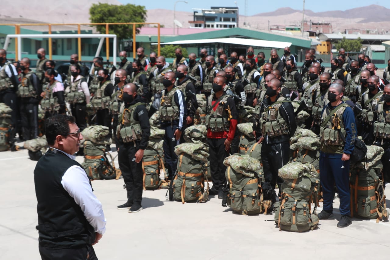 Foto del viceministro de Recursos para la Defensa en su visita a la Tercera Brigada Blindada del Ejército en Moquegua