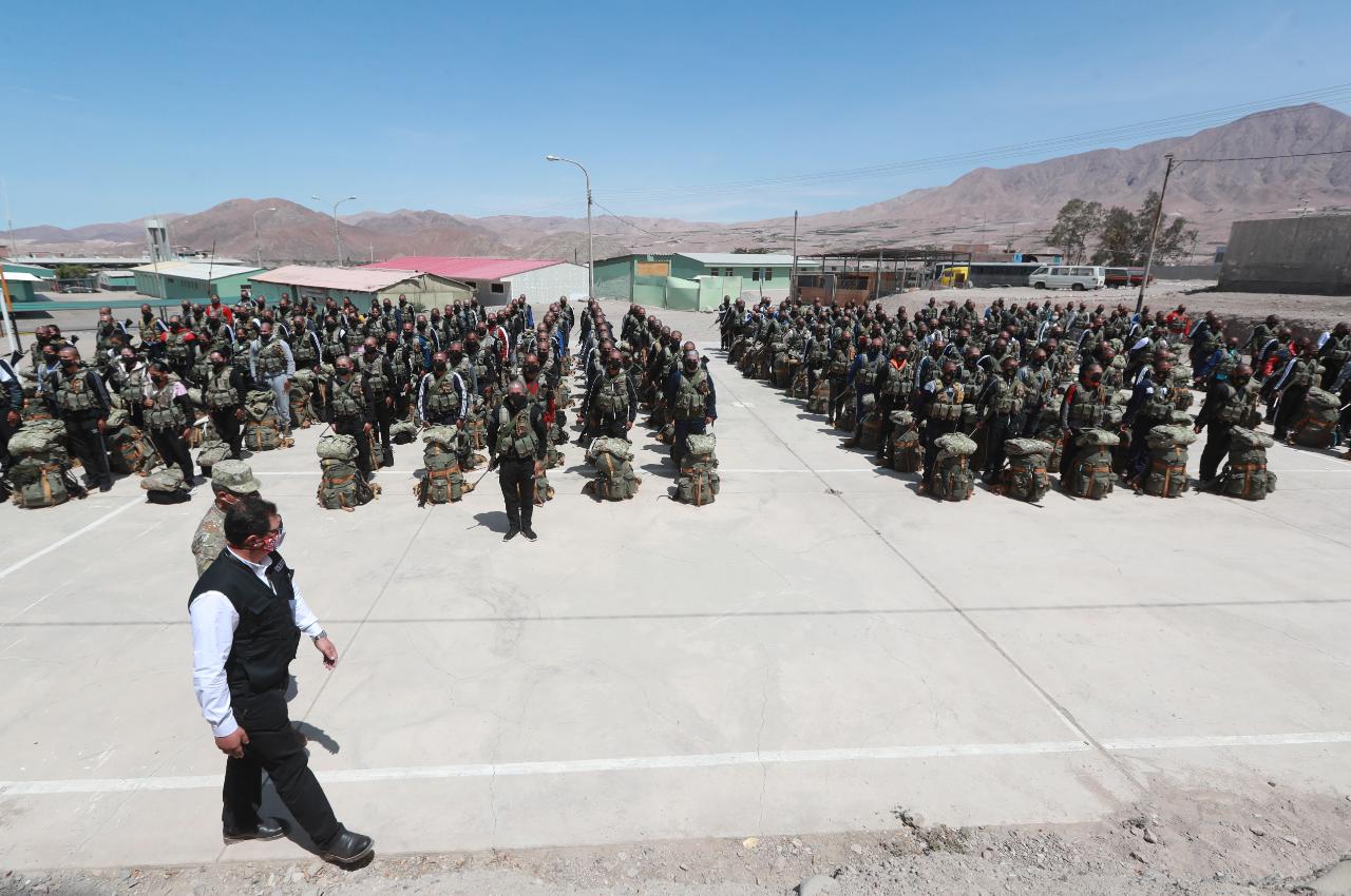 Foto del viceministro de Recursos para la Defensa en su visita a la Tercera Brigada Blindada del Ejército en Moquegua