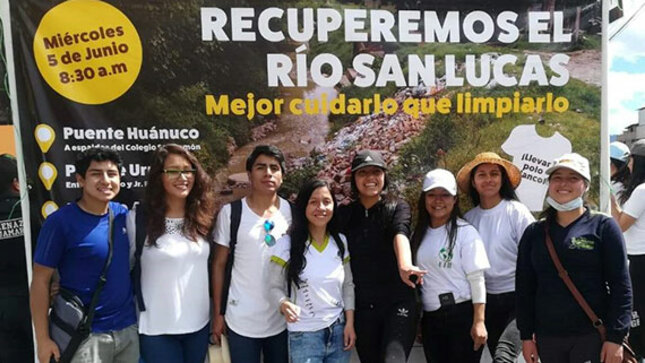 Rayza junto a jóvenes voluntarios de Cajamarca