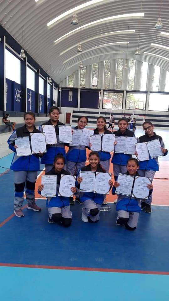 Voleybolistas muestran orgullosas sus reconocimientos
