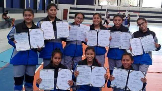 Voleybolistas muestran orgullosas sus reconocimientos