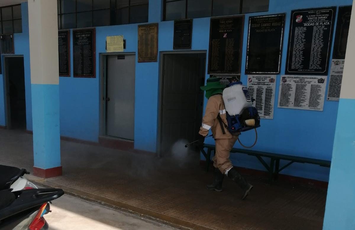 Municipalidad de Camaná, realizó fumigación del local educativo